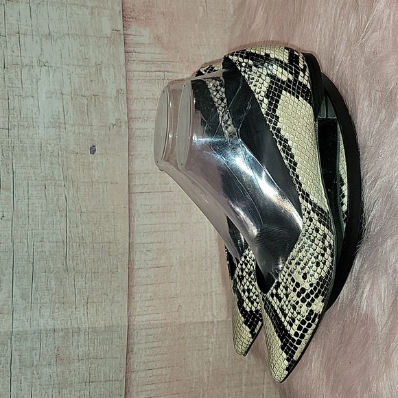 MARC FISHER Snakeskin Pointy Flats - Picture 4 of 6